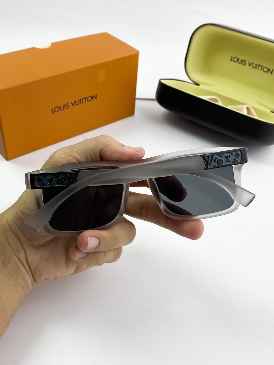 LOUIS VUITTON GREY BLACK