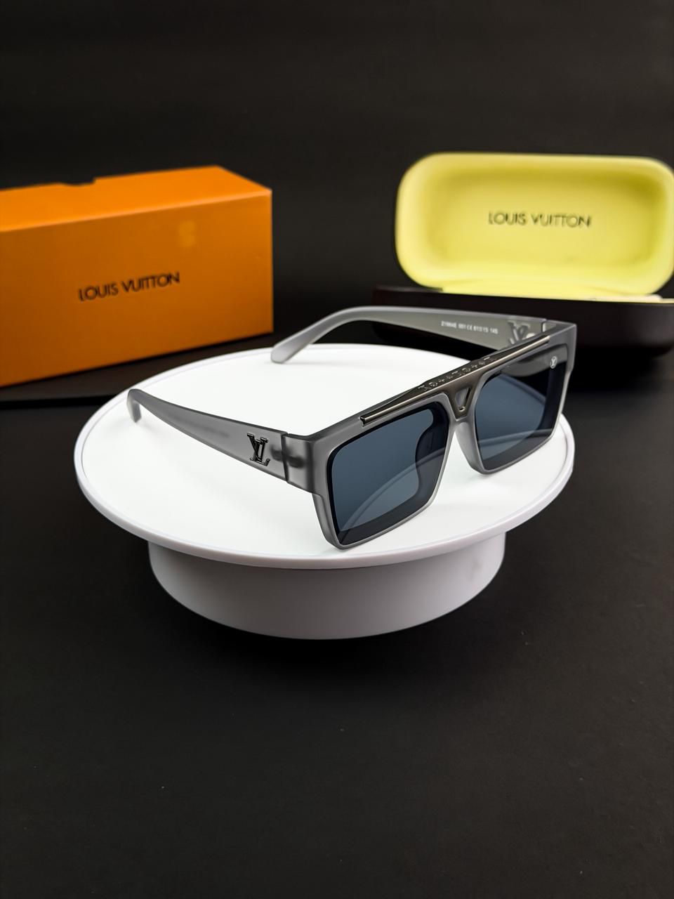 LOUIS VUITTON GREY BLACK 1984