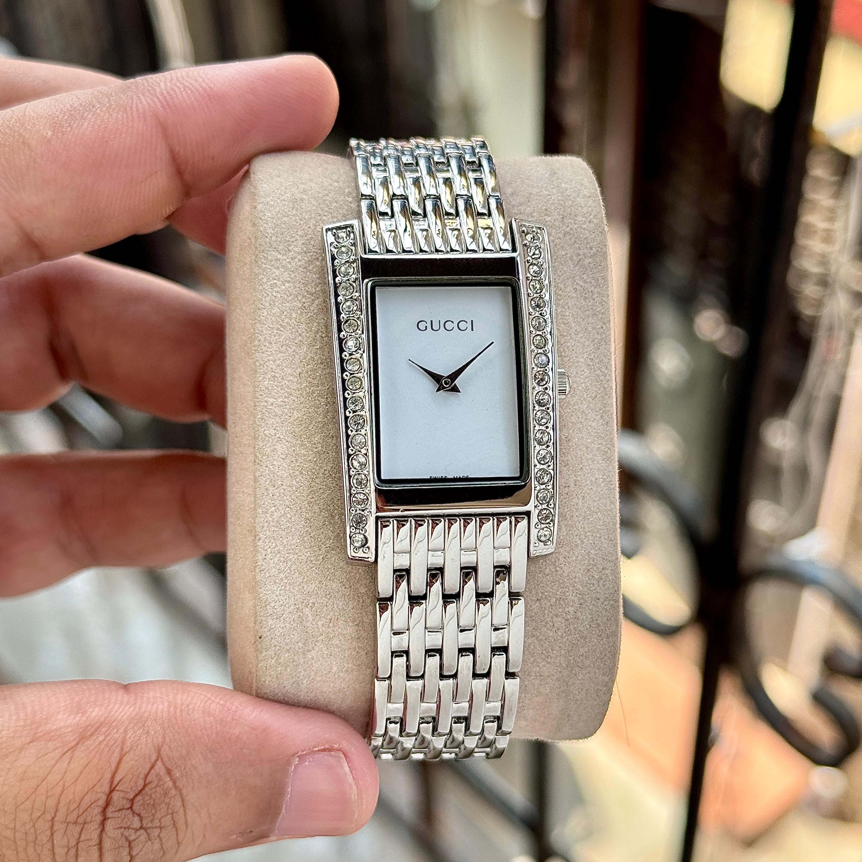 GUCCI YA860502 – TIMELESS LUXURY IN PURE ELEGANCE