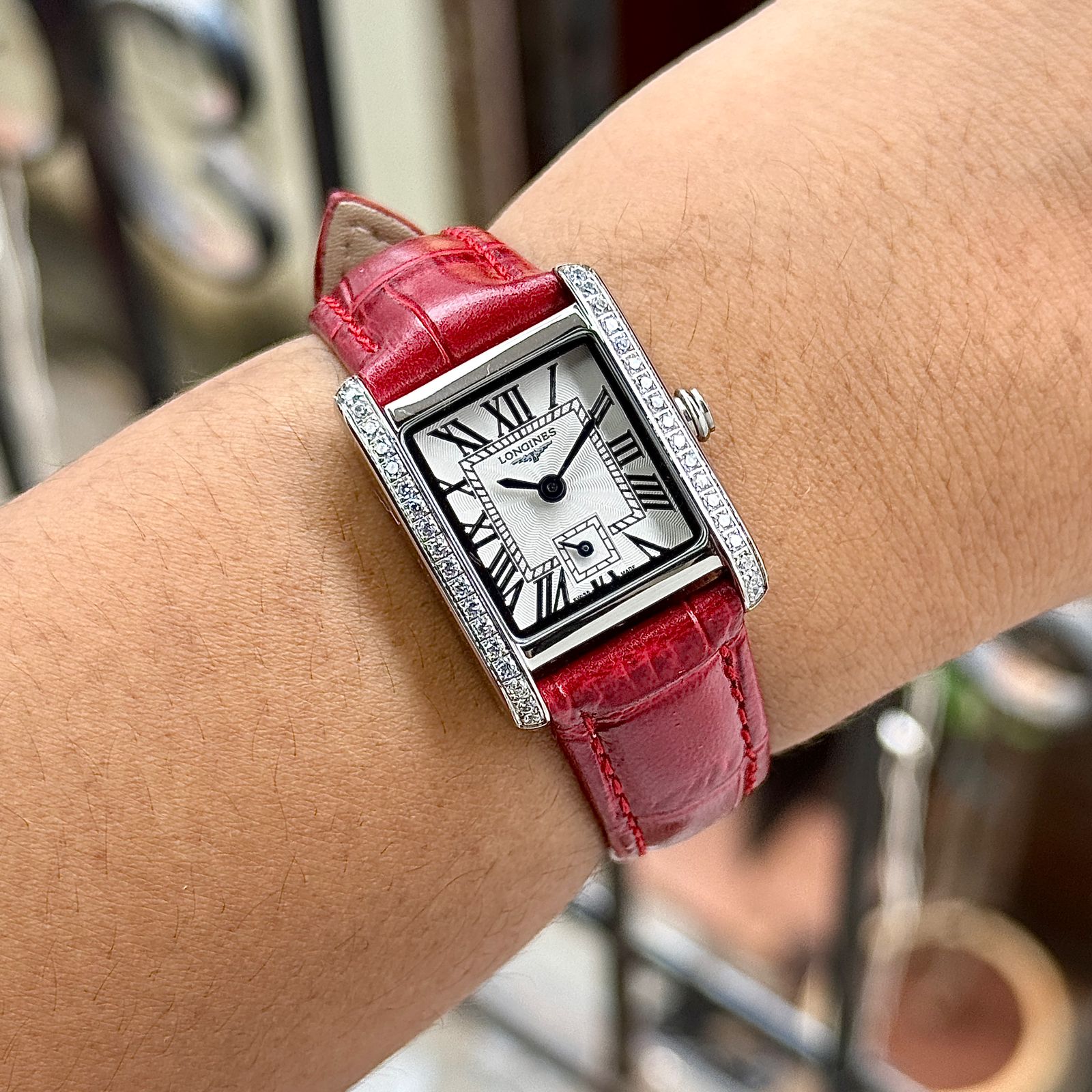 LONGINES MINI DOLCEVITA – TIMELESS LUXURY WITH A TOUCH OF RED